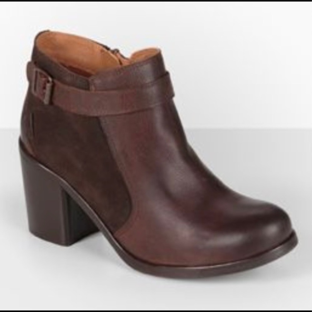 Levi’s Calimesa ankle boots; size 9